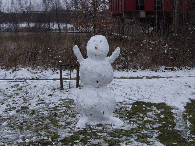 Schneemann vor Mensa - rechts